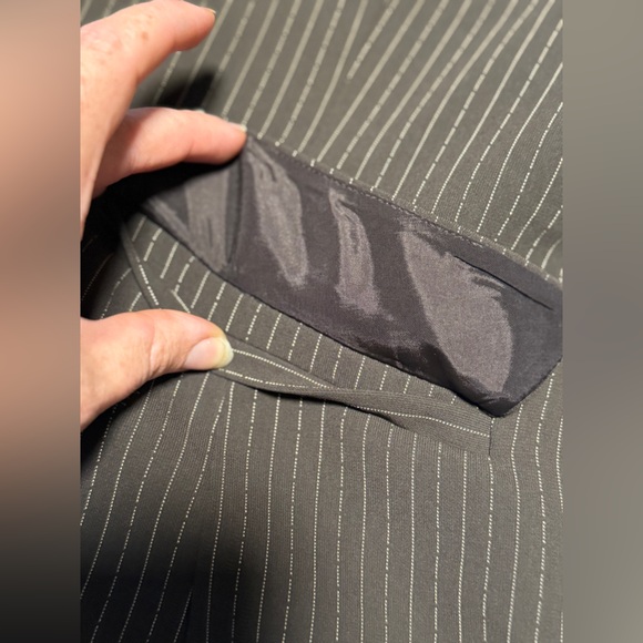 Studio Brown Pinstripe Women's Pantsuit size 8 in excellent condition - Picture 16 of 17